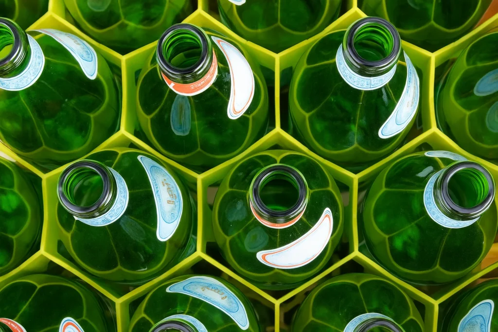 Botellas de vidrio listas para su reciclaje.