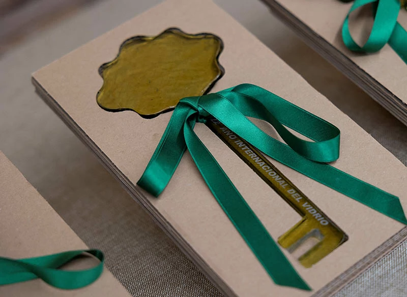 Llave conmemorativa elaborada con vidrio reciclado durante el Año Internacional del Vidrio