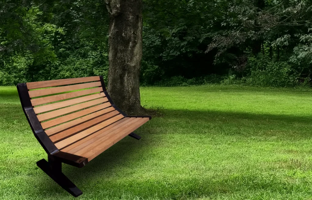 Banca de madera reciclada en parque urbano como ejemplo de mobiliario sostenible