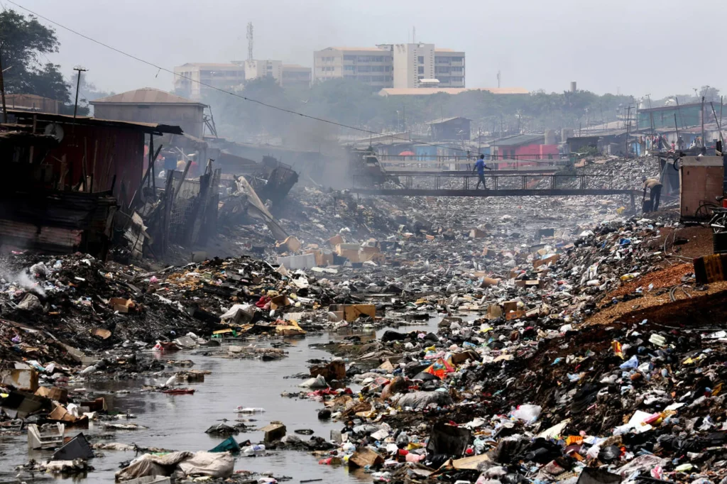 Contaminación ambiental provocada por basura electrónica acumulada en ríos y suelos urbanos.