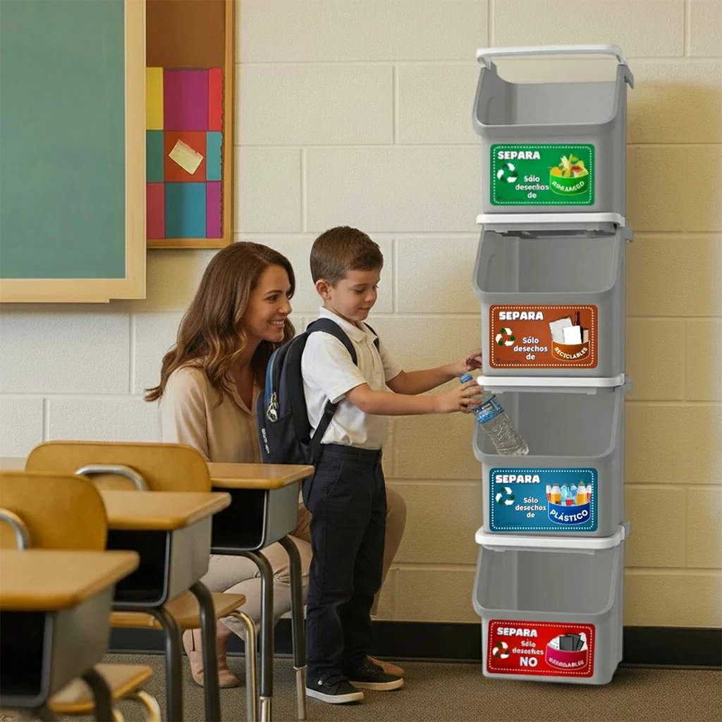 Docente apoyando a un niño a depositar una botella en un contenedor escolar