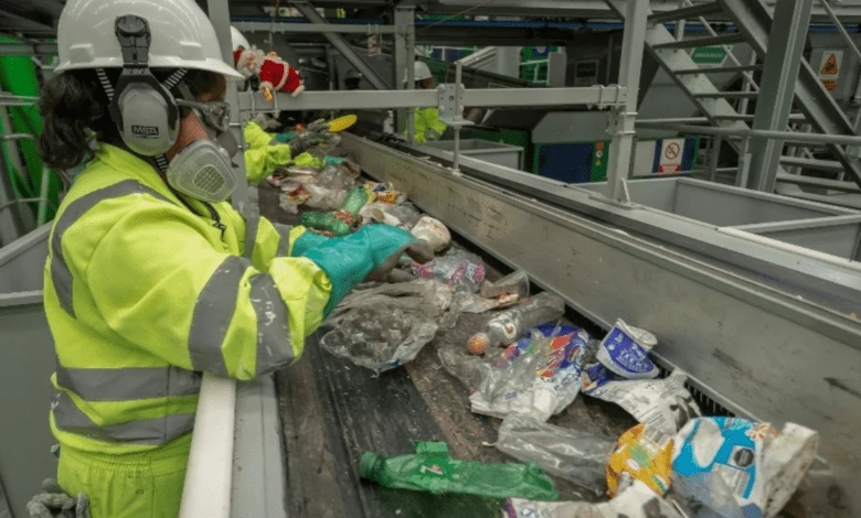 Separación manual de residuos en planta para su aprovechamiento dentro del sistema integral de gestión de residuos.